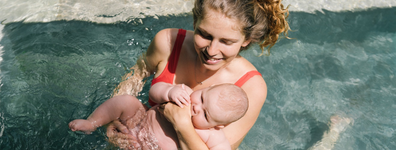 תמונה של אם ותינוק בבריכה